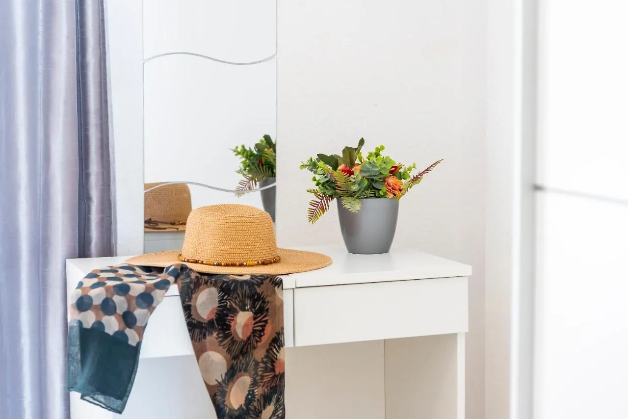 1314 Fabulous 2 Bedroom Accommodation Roof Terrace カジャオ・サルバヘ 0*,  スペイン