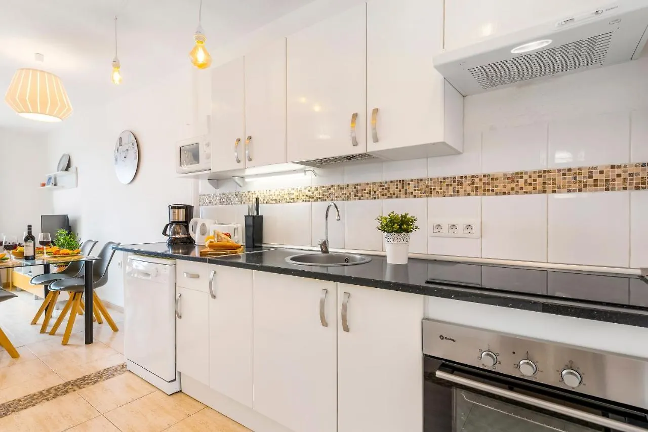 1314 Fabulous 2 Bedroom Accommodation Roof Terrace カジャオ・サルバヘ 0*,  スペイン